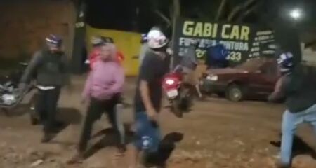 Homens chegaram a p&eacute; e de moto, chutaram o port&atilde;o e atiraram pedras contra o im&oacute;vel atr&aacute;s do suspeito