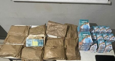 Valores somaram R$ 127 mil; segundo a pol&iacute;cia, homem ainda teria oferecido R$ 5 mil a cada militar para evitar pris&atilde;o