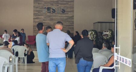 A mãe de Newerton Bruno Pereira de Souza também esteve na despedida de Welligton