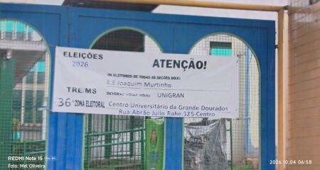 Avisos foram colocados na Escola Joaquim Murtinho e na Vila Nasser para orientar quem não consultou a alteração antes de sair de casa