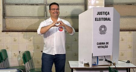 Candidato ao Governo de MS vai acompanhar o resultado ao lado da família