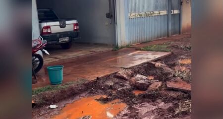 Lucas Almeida afirma que problema persiste h&aacute; semanas e piorou com a chuva; segundo ele, outras ruas do bairro tamb&eacute;m est&atilde;o em condi&ccedil;&otilde;es prec&aacute;rias