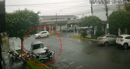Motorista do Ford Ka que teria causado acidente fugiu do local; colisão aconteceu na região central da cidade