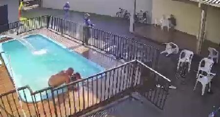 Vítima estava em uma casa de festas com amigos; outra pessoa também foi baleada