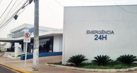 Criança de 4 meses estava com a irmã, de 17 anos, quando houve luta corporal; mulher afirmou acreditar que o bebê era seu filho