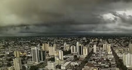 Registros do Clima Tempo Ao Vivo flagraram a chegada das nuvens sobre a cidade