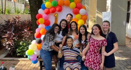 Camila Vitória da Silva Alves teve bolo, decoração e parabéns no jardim do Hospital Universitário, onde a avó está internada e não poderia deixar a unidade para participar da comemoração