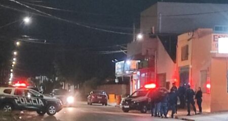 Jovens estavam em tabacaria quando foram atacados por motociclista