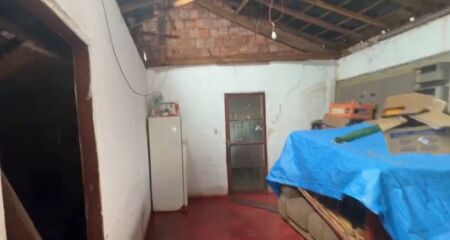 Parte do telhado cedeu, e m&oacute;veis foram atingidos pela chuva; fam&iacute;lia recebe doa&ccedil;&otilde;es via Pix para custear os reparos
