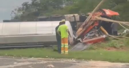 Veículo bateu em uma árvore ao sair da pista
