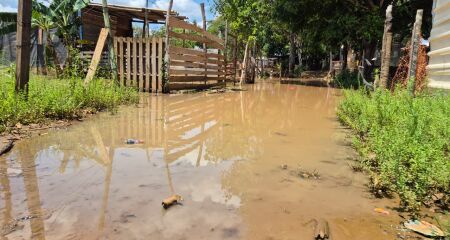 Moradores precisaram mudar barracos de lugar para tentar escapar dos alegamentos