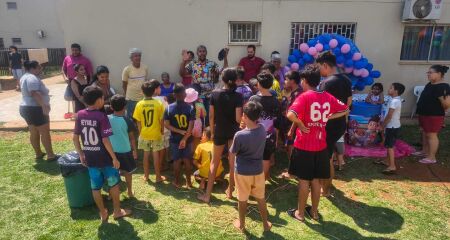 Evento foi organizado por moradores voluntários; doações são arrecadadas para a próxima comemoração