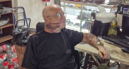 Vítima de 72 anos levou 12 pontos, principalmente na cabeça e no pescoço; suspeito, de 37 anos, também ficou ferido e foi levado à Santa Casa sob escolta policial