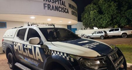 Dois homens em uma motocicleta teriam efetuado os disparos; portão de imóvel ficou crivado de tiros