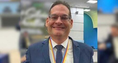 Rinaldo Hakme Romano continuará preso em casa, com tornozeleira eletrônica e restrições de contato; juiz considerou histórico de câncer e necessidade de tratamento médico contínuo