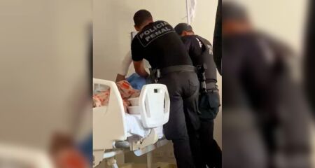 Detento recém-operado foi algemado em um dos braços e em um dos pés; mulher afirma que pacientes ficaram intimidados com a conduta dos agentes