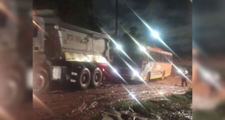 Veículo ficou preso em trecho sem asfalto; moradores relatam problemas frequentes na região