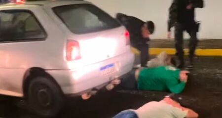 Durante a abordagem foram recuperados um carro e uma televisão furtados