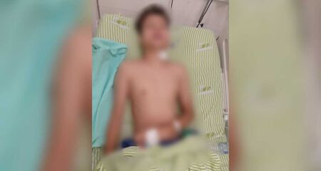 Após dias de espera, o adolescente passou a utilizar muitos medicamentos e sofreu inflamação intestinal, que forçou a parada do tratamento
