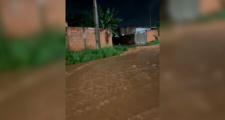 Enxurrada toma cruzamento no bairro e moradora cobra infraestrutura