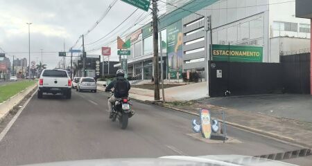 Placa improvisada chama atenção de motoristas para abertura no Jardim Paulista