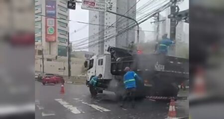 A equipe passou mais de 1h, debaixo da chuva forte, arrumando os buracos do cruzamento