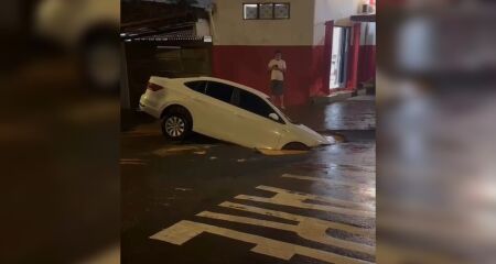 Veículo ficou parcialmente dentro do buraco