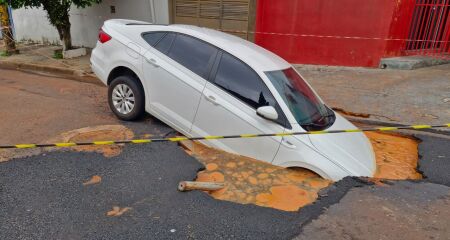 Antônio José da Silva estacionou o veículo perto de um mercado e, ao voltar, encontrou o carro ainda mais afundado após o asfalto ceder