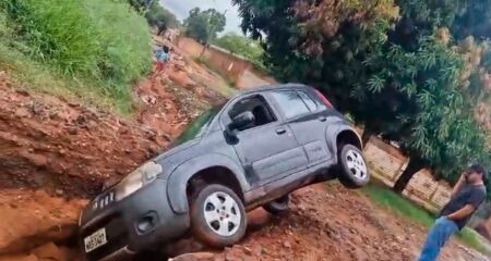 Motorista não ficou ferido; moradores cobram melhorias nas ruas após a chuva de quinta-feira (15)