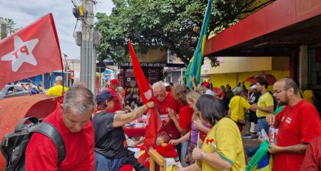 Grupo reuniu cerca de 60 pessoas para promover "vira-voto" e defender investimentos do governo federal na cultura