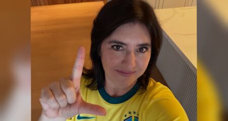 Imagem compartilhada na rede social mostra gesto com as mãos em apoio a Lula