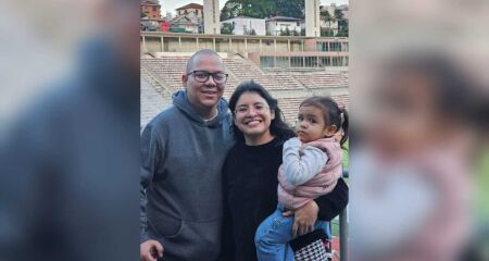 Jéssica Oliveira Cavalheiro Pereira concilia os cuidados com o companheiro, a criação da filha de 2 anos e a produção de peças para levantar recursos