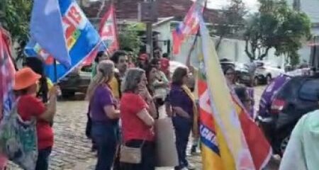 Mobilização na Esplanada Ferroviária reuniu militantes, cartazes contra a prefeita e manifestações em defesa do voto consciente e do combate à violência de gênero