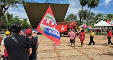 Ato no centro de Campo Grande contou com venda de camisetas, m&uacute;sica adaptada e engajamento de eleitores na manh&atilde; deste domingo