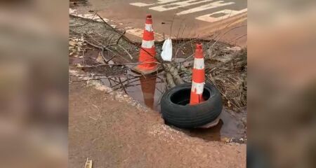 Segundo denúncia, cratera está sinalizada há mais de um mês