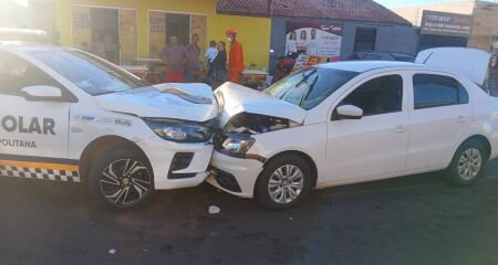 Mulher, filho e avó ficaram feridos após carro da Ronda Escolar da GCM atingir veículo em que família estava; um guarda também precisou de atendimento