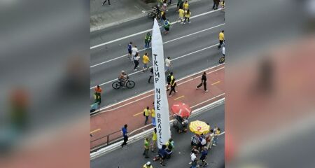 Manifestantes exibiram m&iacute;ssil infl&aacute;vel e bandeiras dos EUA durante evento na Avenida Paulista neste domingo (18)