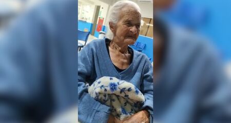 Segundo a filha, paciente de 85 anos passou horas aguardando transfer&ecirc;ncia sem receber medica&ccedil;&atilde;o