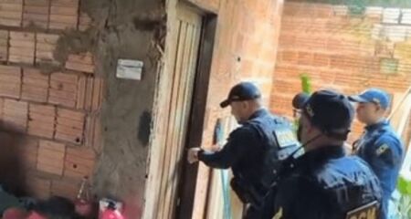 Vítima foi encontrada imobilizada pelo marido, que aplicava um golpe conhecido como mata-leão; suspeito foi levado à Deam