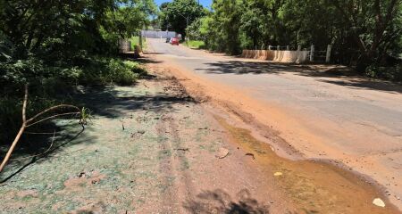 A &aacute;gua contaminada invade a via e as cal&ccedil;adas, prejudicando o trajeto di&aacute;rio das fam&iacute;lias e de crian&ccedil;as que caminham para a creche da regi&atilde;o