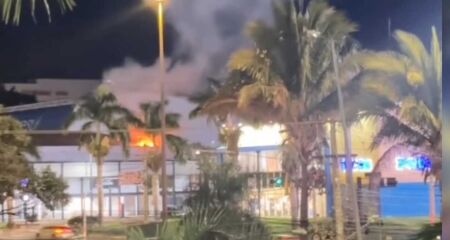 Fogo come&ccedil;ou ap&oacute;s ac&uacute;mulo de gordura na cozinha do restaurante; funcion&aacute;rios controlaram as chamas e ningu&eacute;m ficou ferido