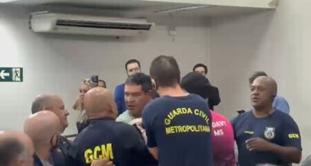 Maquete denunciava buracos nas ruas de Campo Grande e foi destruída durante sessão; homem foi expulso do plenário