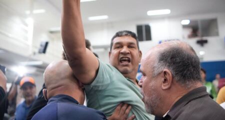 Manifestante foi retirado a força