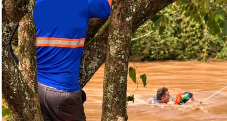 O acidente mobilizou pessoas que pescavam nas proximidades, que ajudaram no socorroi