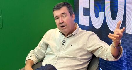 Governador afirmou que chuvas n&atilde;o podem justificar falta de resposta e disse que prefeitura precisa encontrar modelo para manuten&ccedil;&atilde;o das ruas