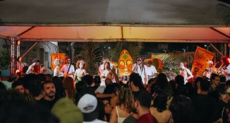 Movimentos sociais e estudantis promovem Carnaval fora de &eacute;poca, com atra&ccedil;&otilde;es musicais e cortejo at&eacute; a Esplanada Ferrovi&aacute;ria