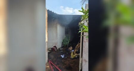 Fogo atingiu resid&ecirc;ncia na Rua Ponta das Pedras na manh&atilde; deste s&aacute;bado (24)