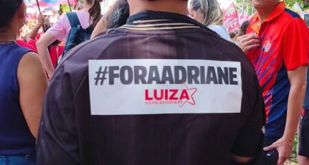 Manifestantes exibiram adesivos e cartazes com a hashtag durante mobilização na região central da Capital