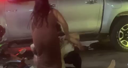 O jovem teria conseguido a arma dentro do carro do pai; ambos fugiram do local após os disparos