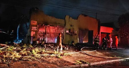 Quatro veículos estavam dentro do barracão e foram completamente destruídos pelas chamas